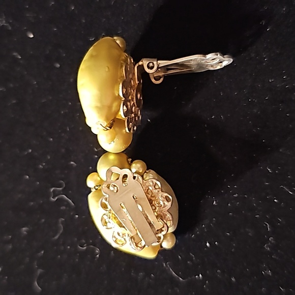 1960s Green Pearl Beaded Clip Earrings🎠24 - Picture 2 of 3